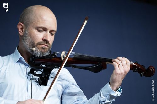 Matthieu Lagacherie jouant du violon pendant son talk à la Grosse Conf 2024