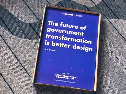 « Le futur de la transformation publique est un meilleur design » — Lou Downe — Affiche de la dernière rencontre GovDesign, San Francisco, mai 2019.
