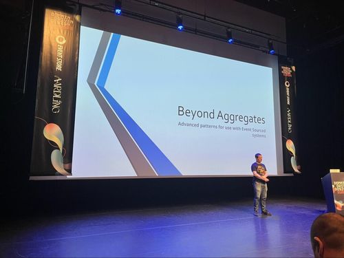 James Geall débute son talk : Beyond Aggregates - Advanced patterns for use with Event Sourced systems