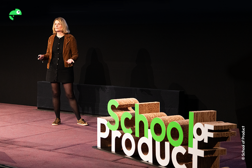 Anne-Claire Baschet est sur scène avec le logo School of Product et partage ses tips